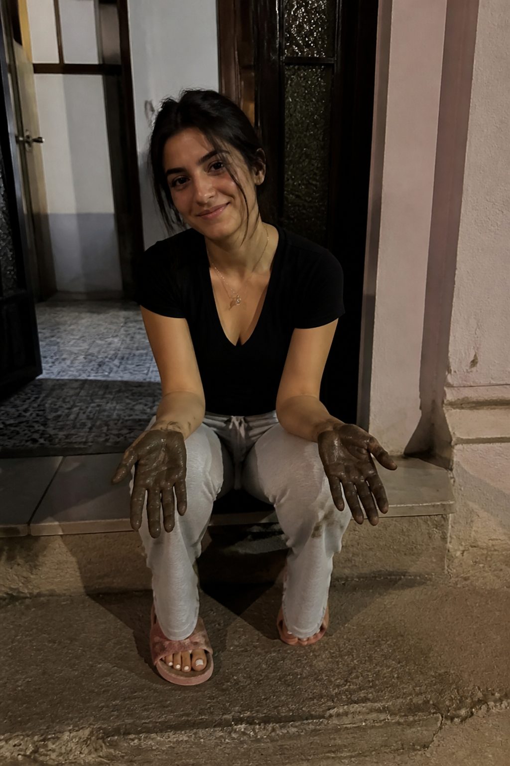 Ayakkabıları Çamurla Gelen Sır