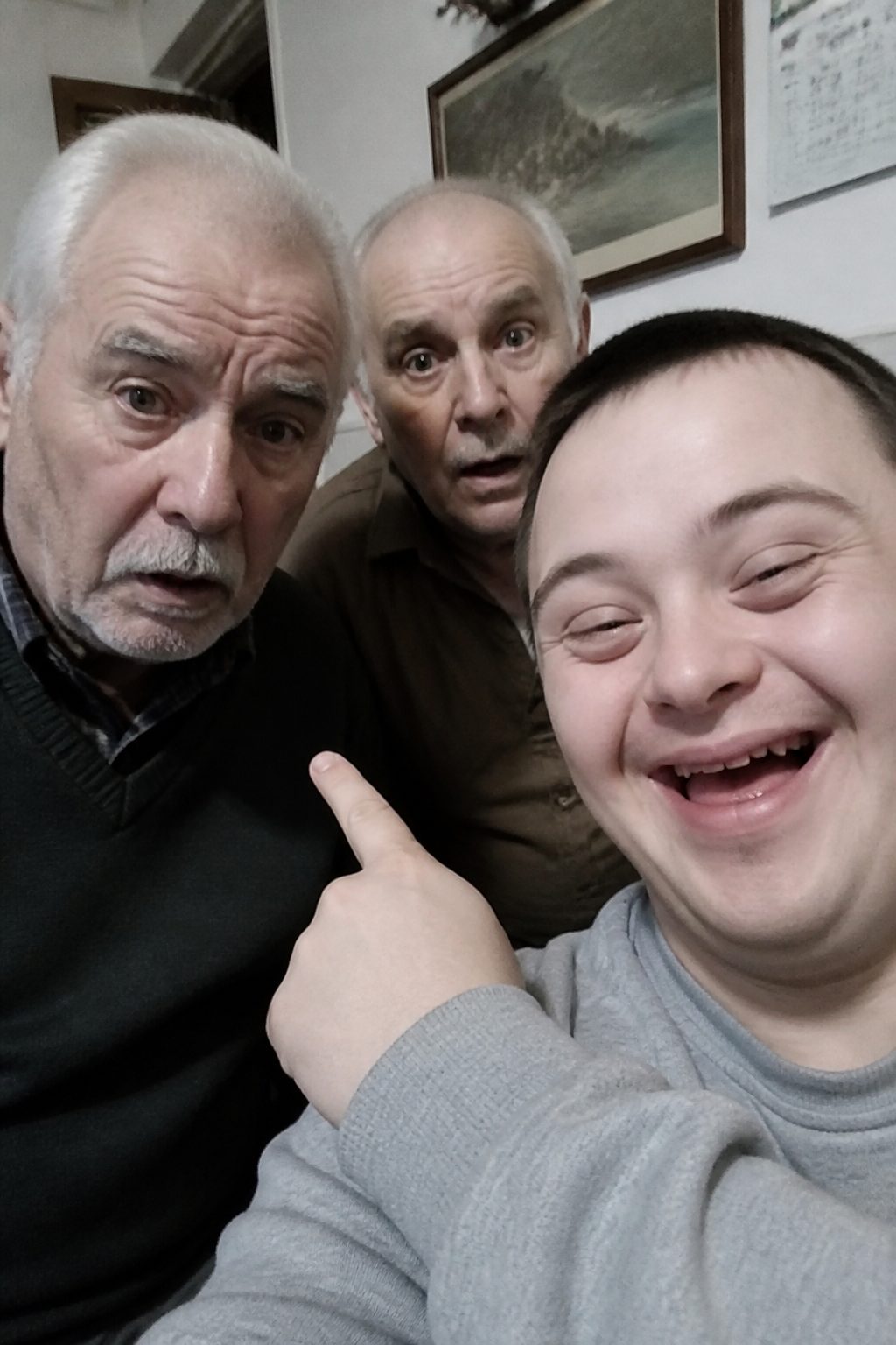 Kocamın emeklilik yemeğinde, oğlum kolumdan çekip fısıldadı: "Baba ve Amca yine kötü şeyi yaptı."
